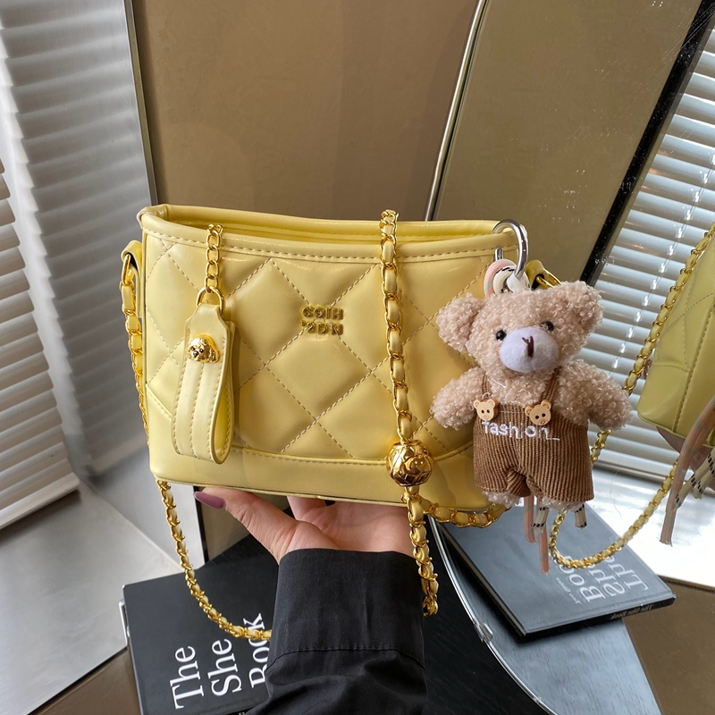 高级感时尚链条斜挎水桶包