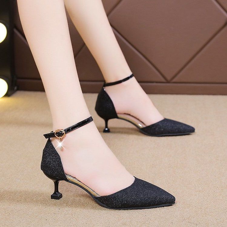 维界新款夏季包头一字带扣凉鞋亮片百搭中跟单鞋女细跟尖头高跟鞋