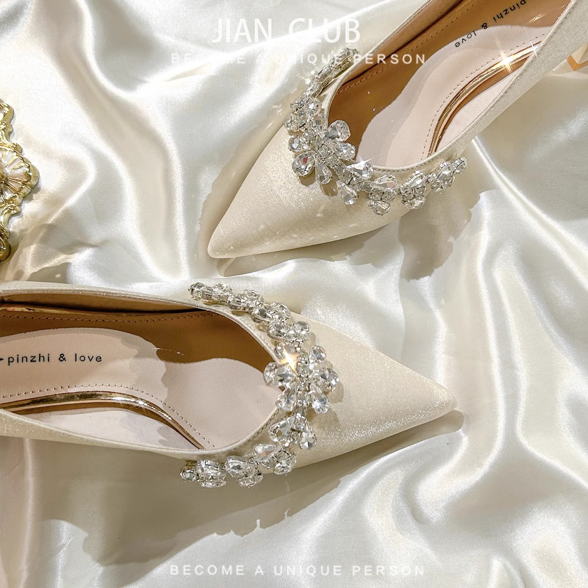 绸缎面主婚纱小众婚鞋2025新款绝美水钻高级感新娘鞋高跟鞋女细跟