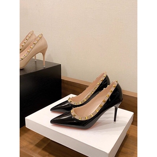 黑色尖头红底高跟鞋2025秋冬新款漆皮性感细跟铆钉单鞋职业工作鞋