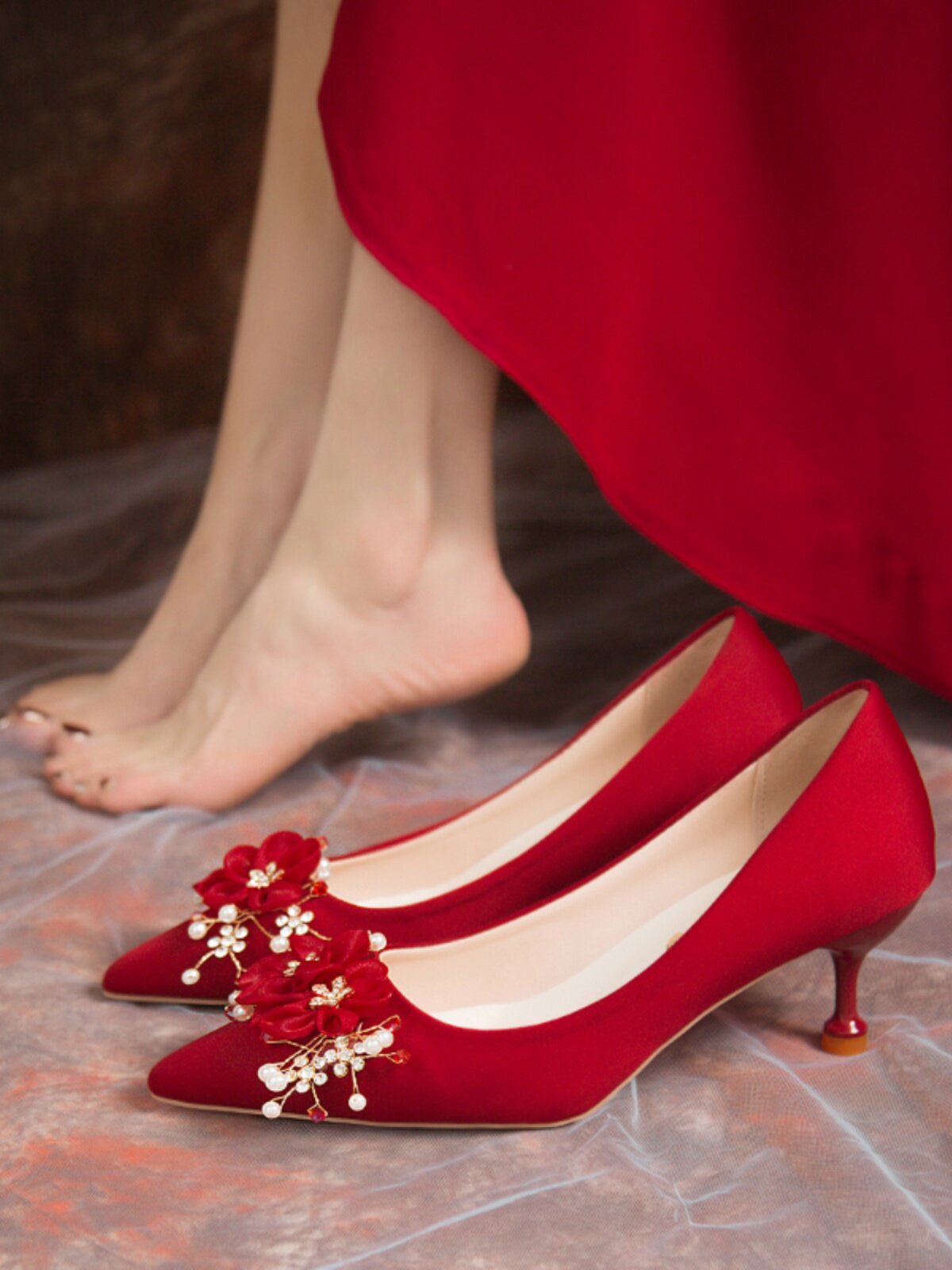 秀恋歌红色新娘鞋2024年法式高级3cm低跟水晶高跟婚鞋女细跟单鞋