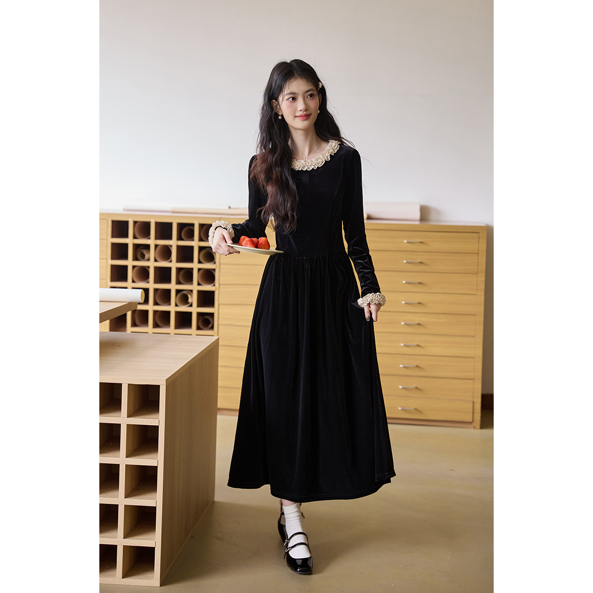 弥古黑色丝绒连衣裙女长袖法式木耳边打底长裙2025秋冬高级感裙子