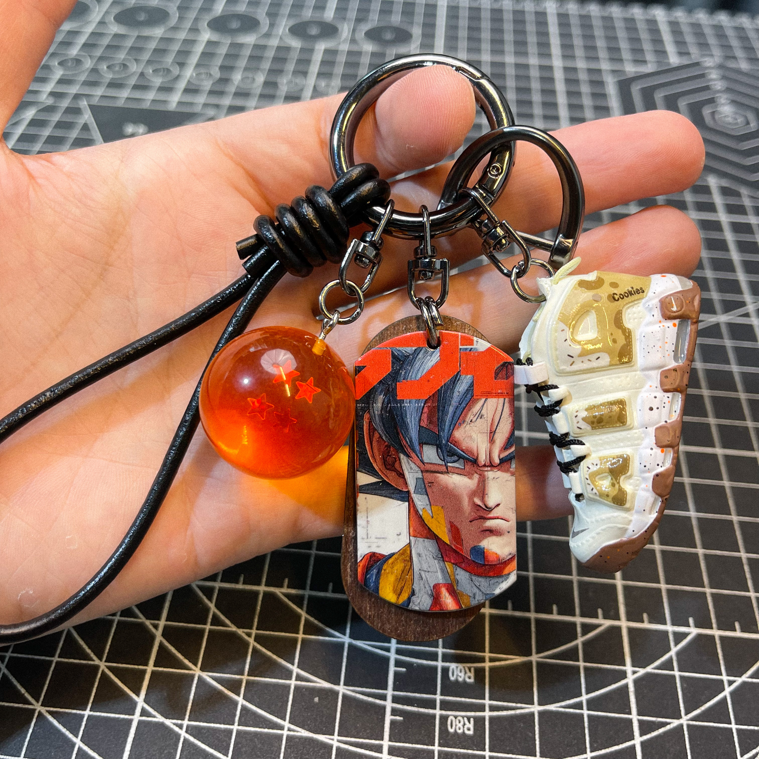 手工胡桃木龙珠徽章钥匙扣