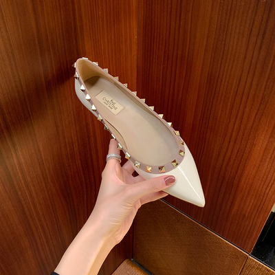 单鞋女尖头浅口铆钉软底