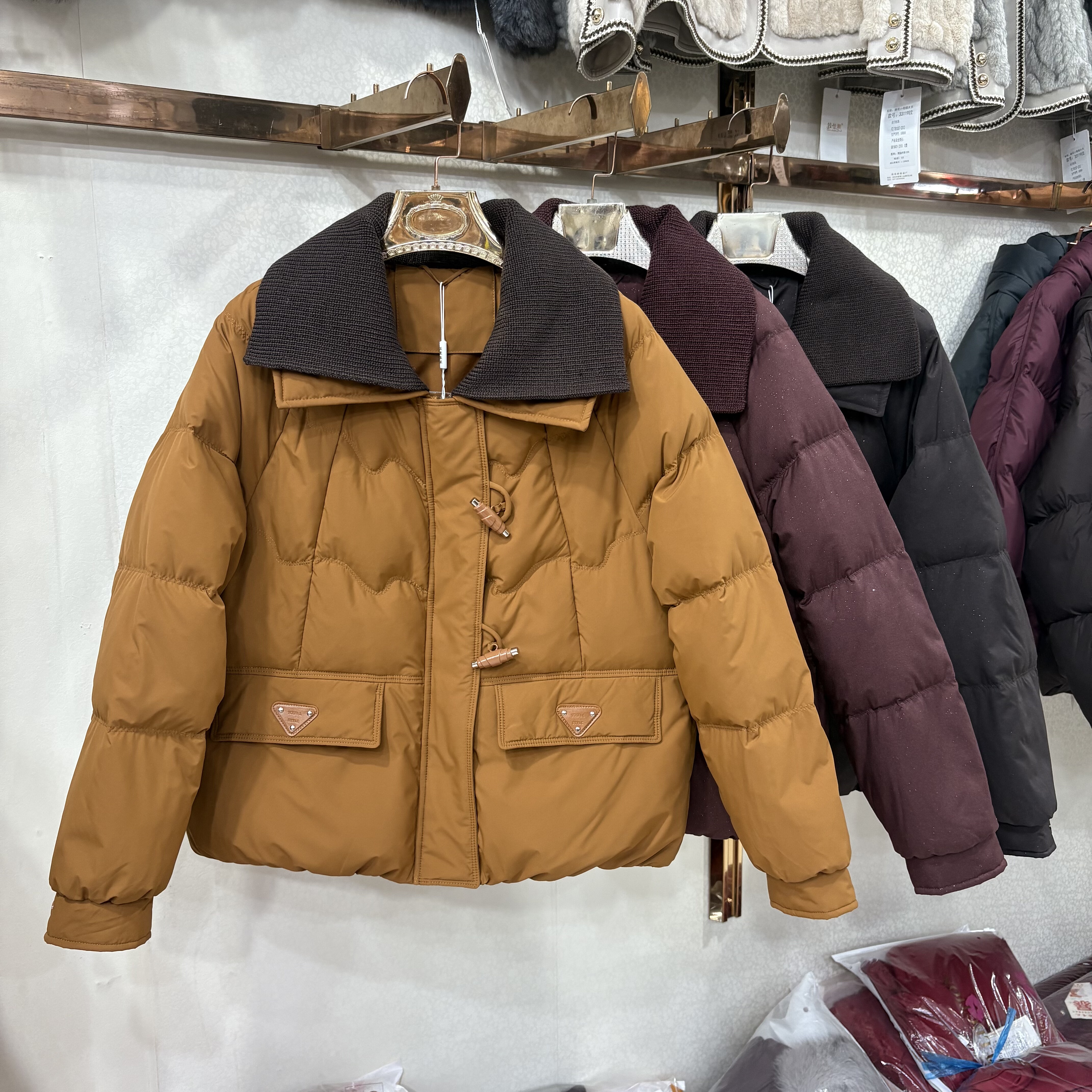 依菲2025B-9923专柜正品妈妈翻领牛角扣羽绒服插肩袖百搭保暖外套