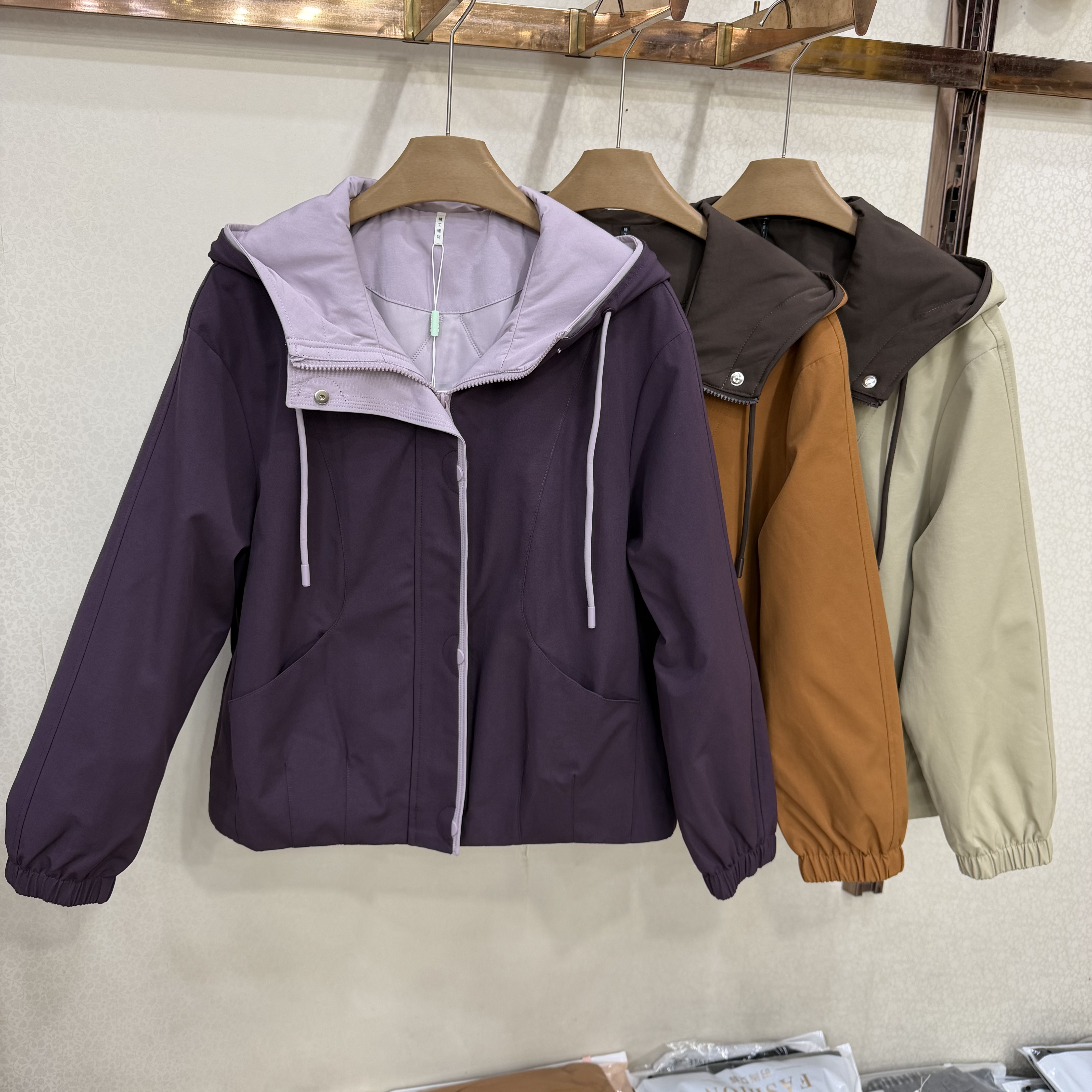 依菲2026B8817B拼色连帽外套女秋季加厚宽松休闲撞色拉链夹克上衣