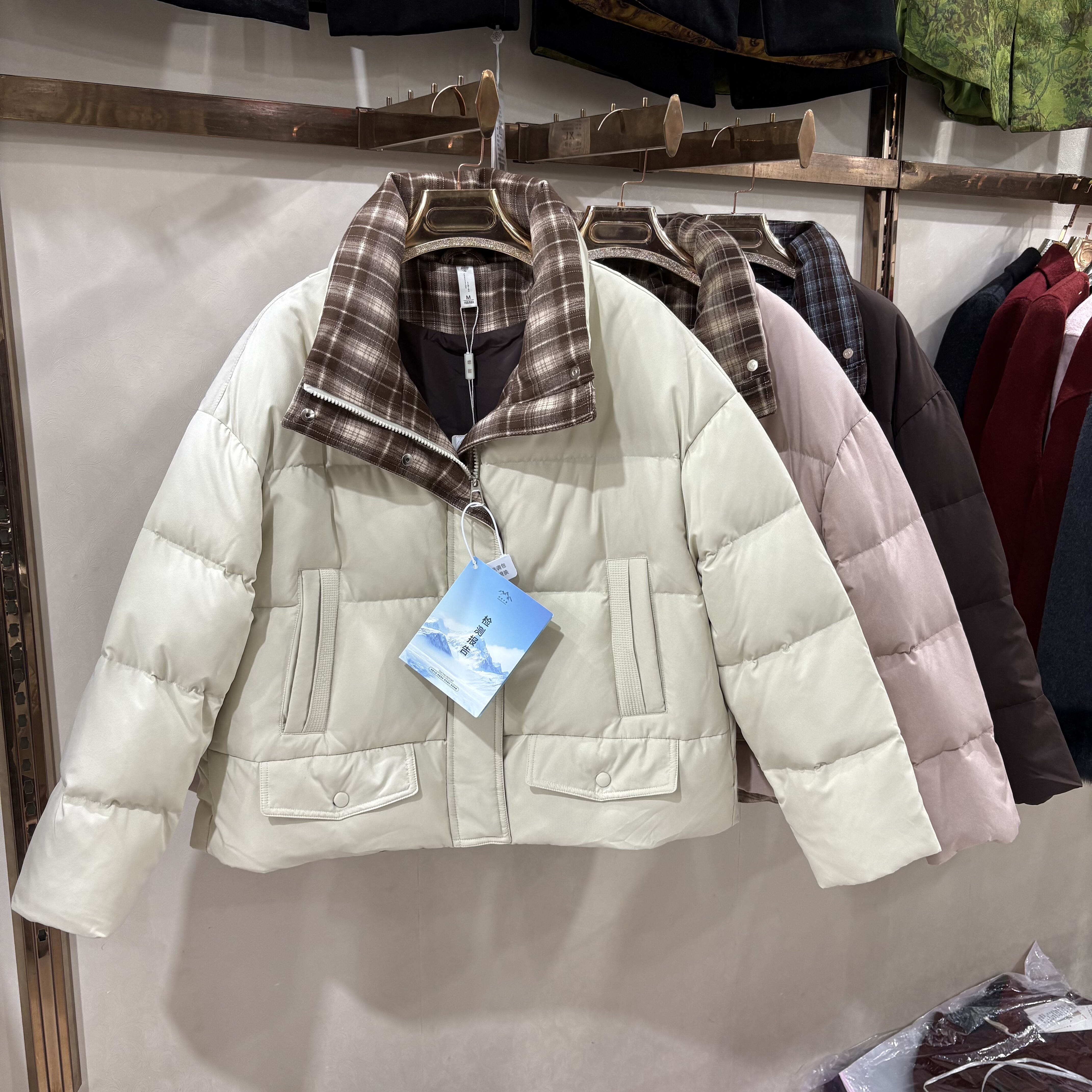 雨格A509专柜正品2025新格子羽绒服女高级感拼接显瘦白鸭绒厚外套