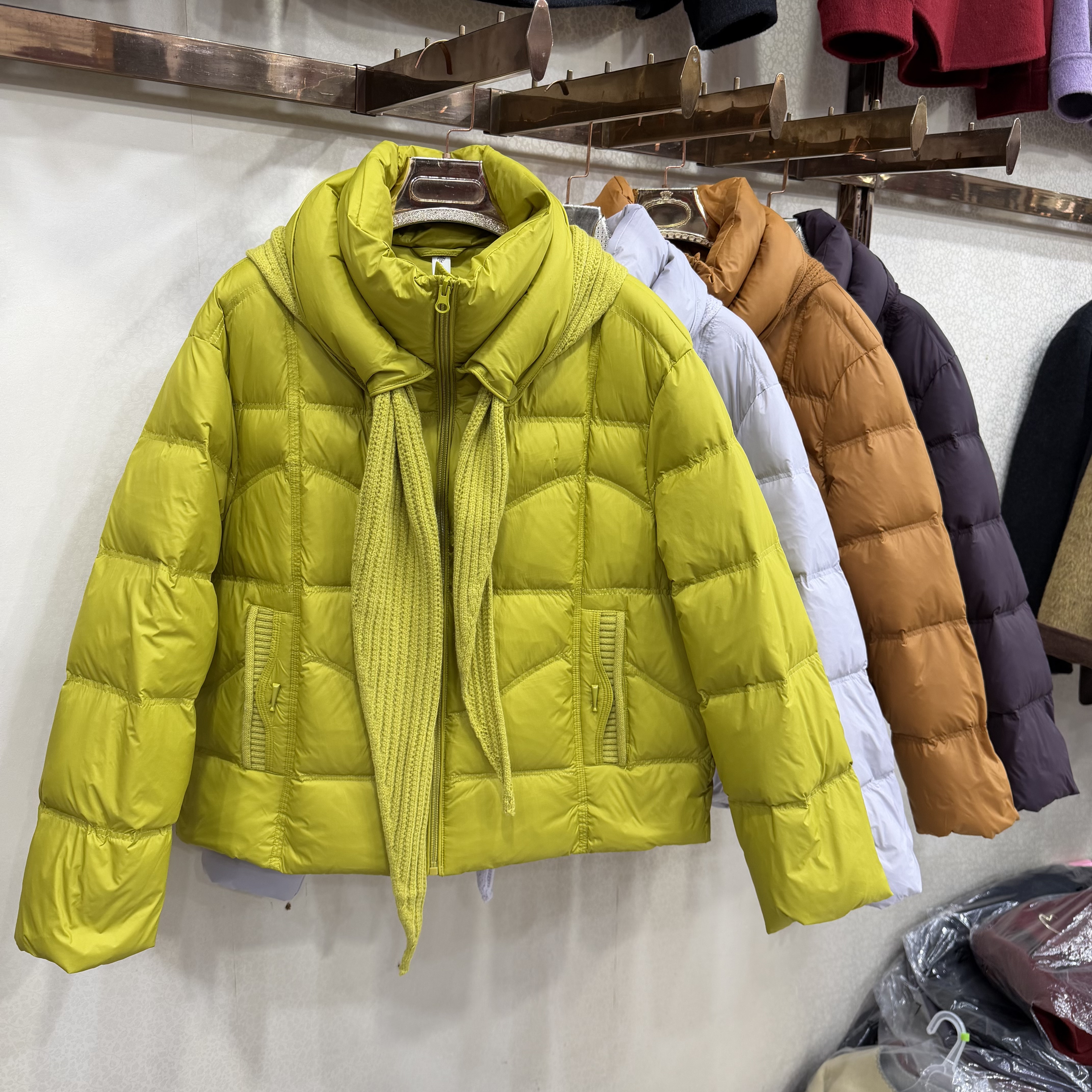 雨格A09专柜正品针织飘带围脖款羽绒服女短款立领保暖白鸭绒外套