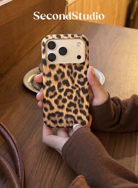 原创秋冬时髦豹纹iPhone17promax皮质手机壳15pro手工皮革苹果16pro保护壳14硬壳