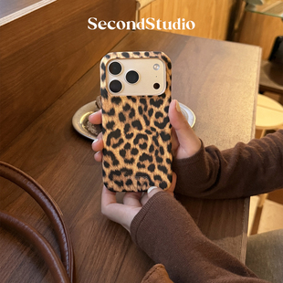 原创秋冬时髦豹纹iPhone17promax皮质手机壳15pro手工皮革苹果16pro保护壳14硬壳