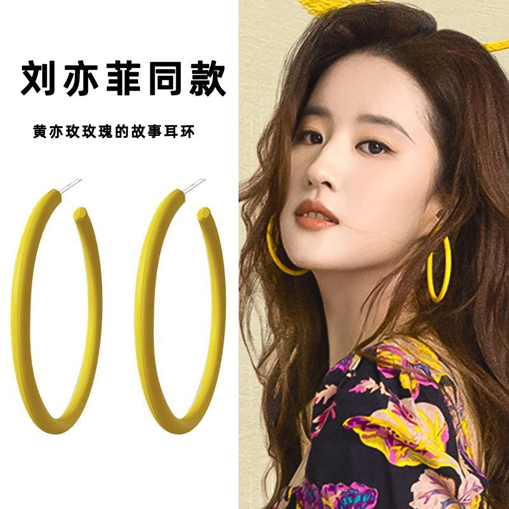 【实拍】刘亦菲夸张黄色耳圈耳环