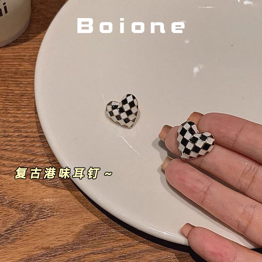 复古甜美棋盘格爱心耳钉耳夹显白
