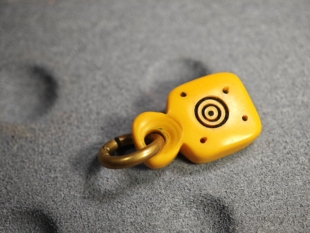 藏传老黄料器咒点侧挂卡子吊坠18.9x12.1x5.2老密胺老塑料仿蜜蜡