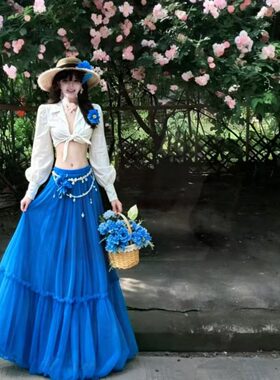 新疆川西旅游穿搭爱丽丝城堡克莱因蓝色半身裙女夏季白色衬衫好看