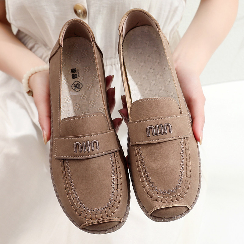 春秋新款妈妈鞋中老年软底软面舒适女鞋老人防滑透气中年平底皮鞋