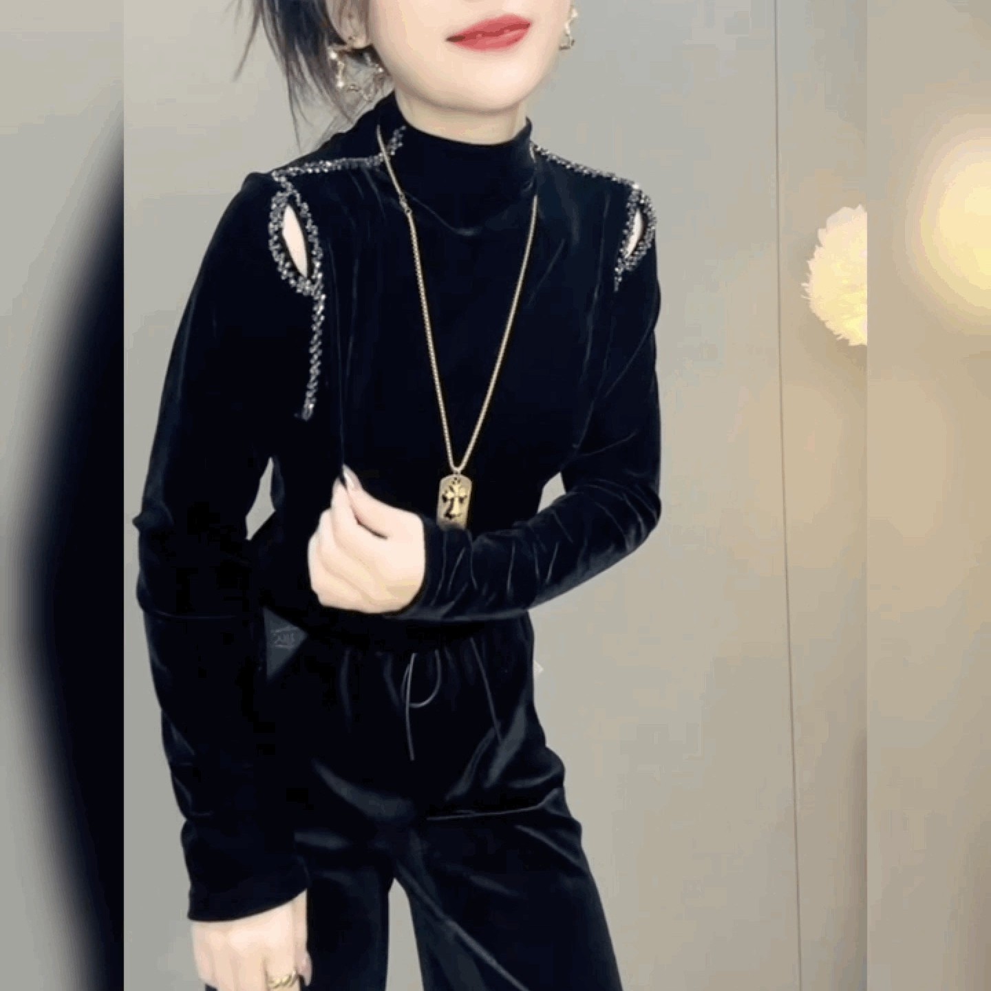 露肩长袖黑色丝绒上衣修身洋气T恤时尚气质金丝绒镂空钉珠打底衫,女装/女士精品,T恤,淘宝优惠券,粉丝福利购,淘宝优惠卷
