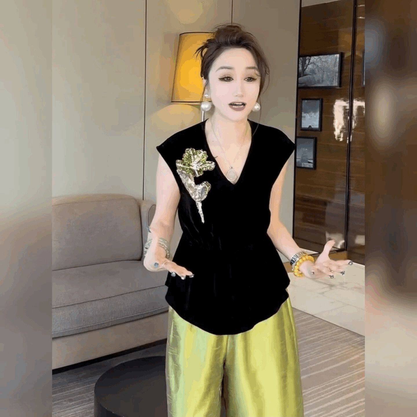 法式轻奢V领无袖丝绒背心女立体亮片花朵T恤衫荷叶边收腰黑色上衣图片