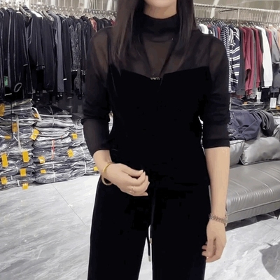 蕾丝网纱拼丝绒打底衫