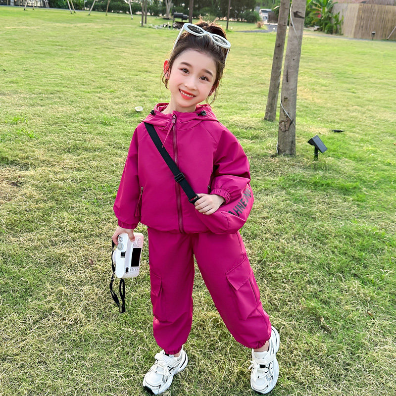 女宝宝韩版外穿女童春秋季连帽2026休闲冲锋衣套装工装裤两件套潮