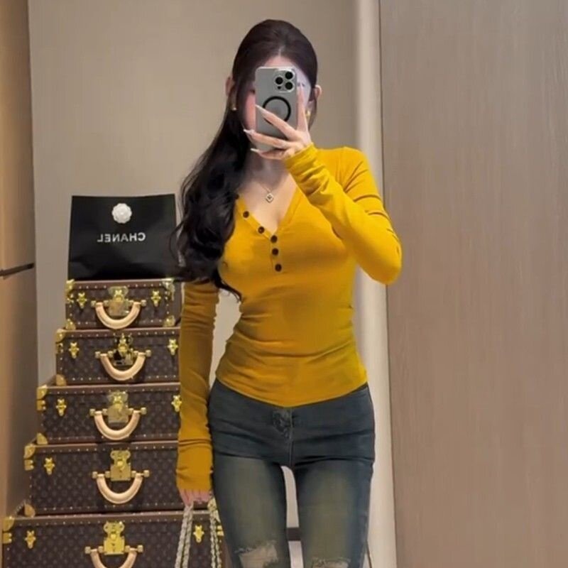 韩系辣妹姜黄色V领长袖t恤女上衣内搭打底衫修身显瘦别致小衫ins