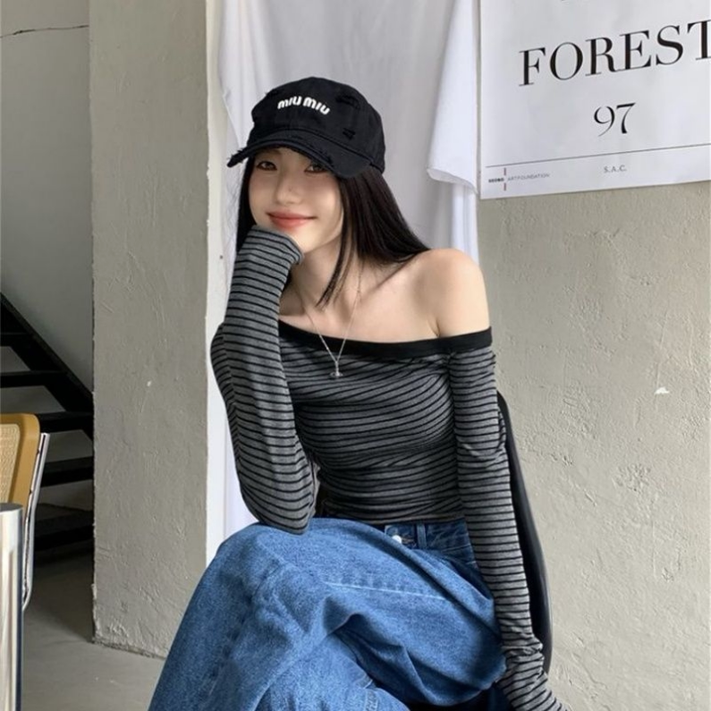 漂亮MM斜领露肩条纹长袖T恤女秋季新款辣妹修身小心机显瘦上衣ins