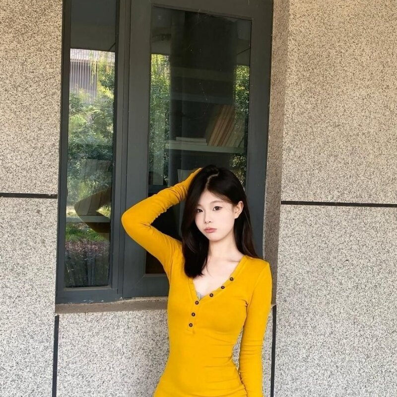 韩系辣妹纯欲风姜黄色V领长袖t恤女内搭打底衫修身显瘦别致上衣潮