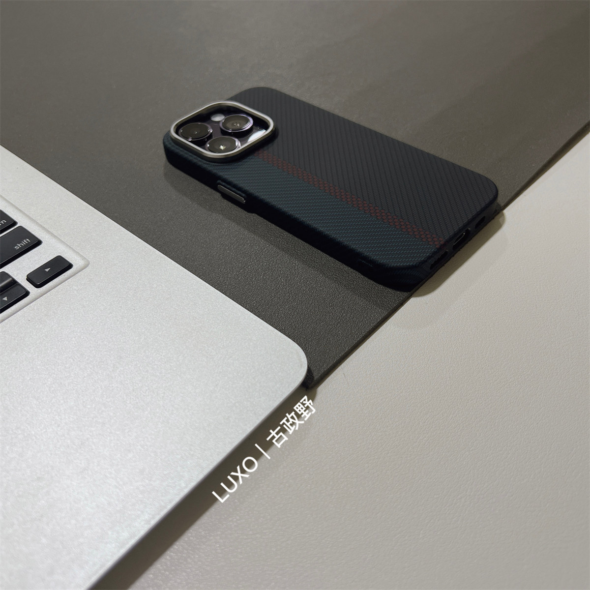 iphone简约碳纤维纹磁吸手机壳图片