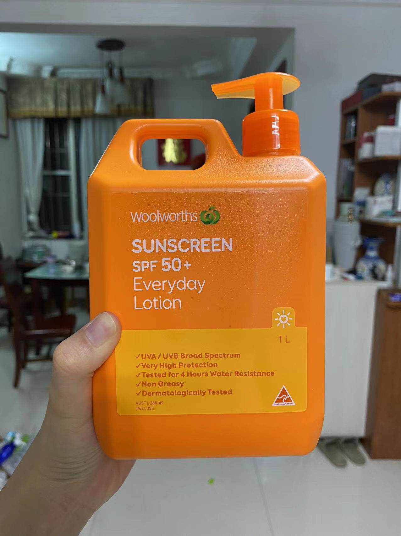 澳洲woolworths身体防晒霜全身脸部可用家庭装户外防晒防水防汗1L - 实物图