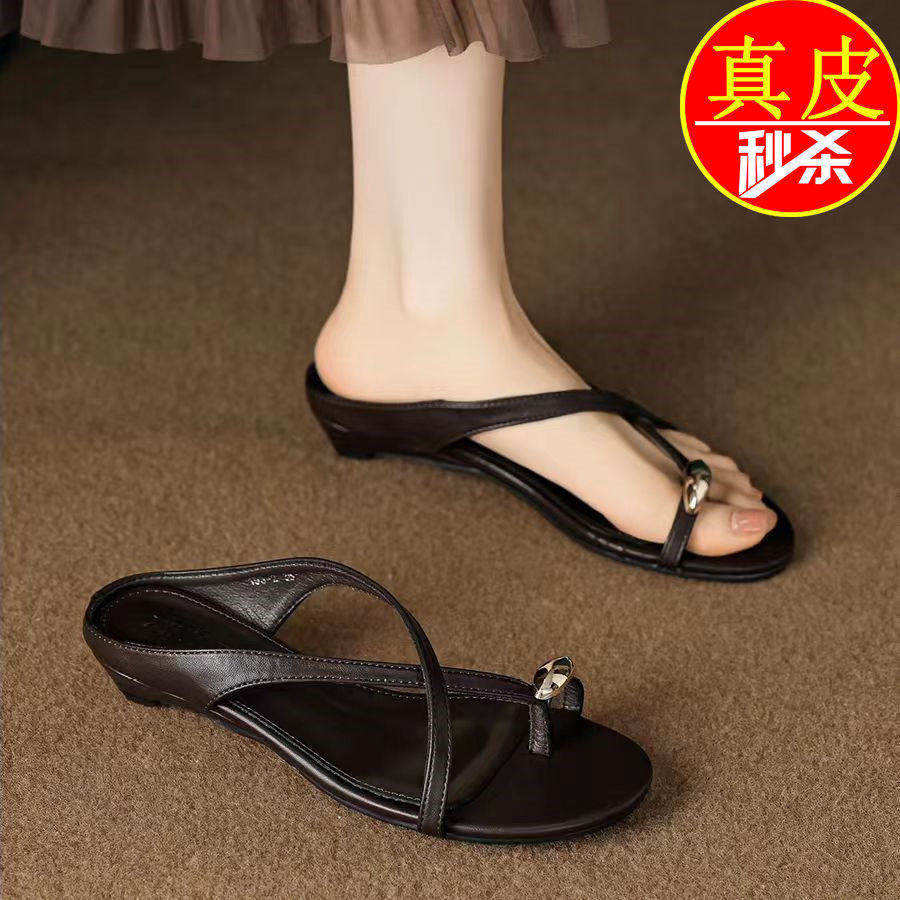 品牌鞋平底真皮凉拖鞋女夏外穿2026年新款交叉套趾配裙子拖鞋防滑