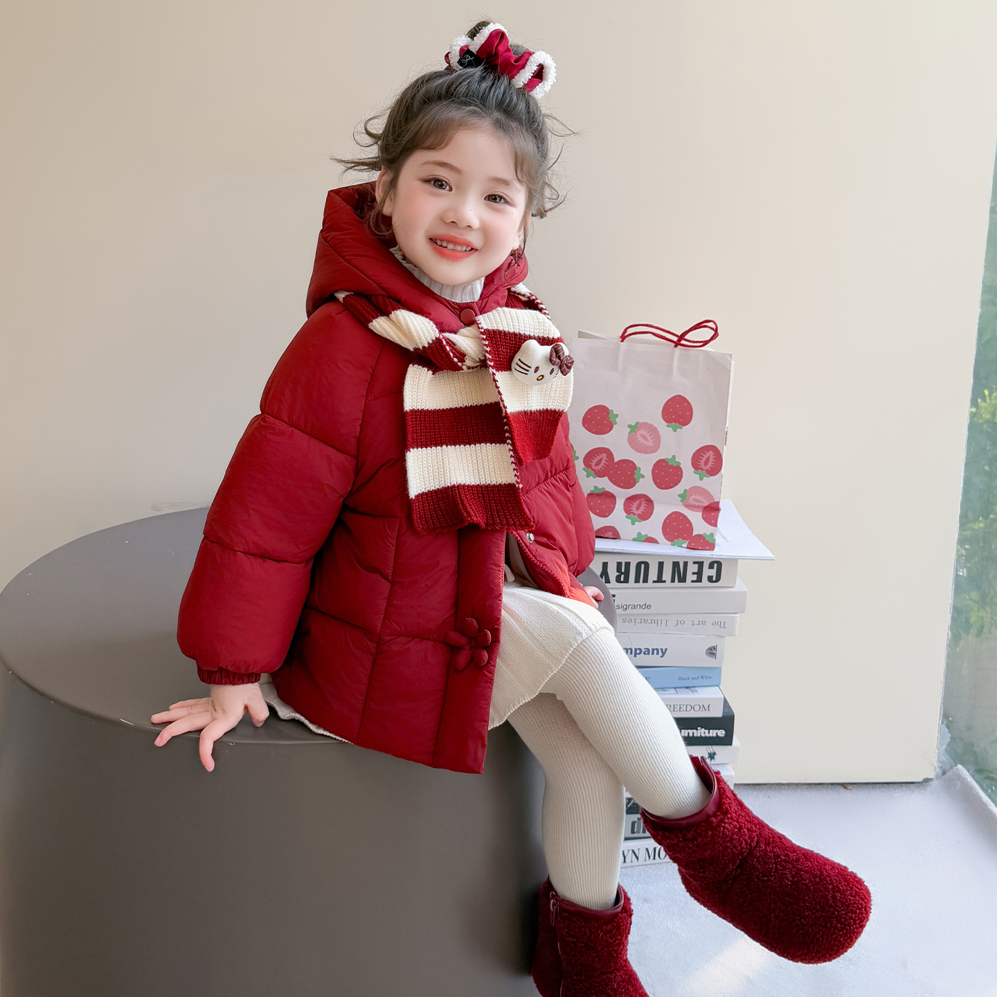 女童红色保暖连帽棉服