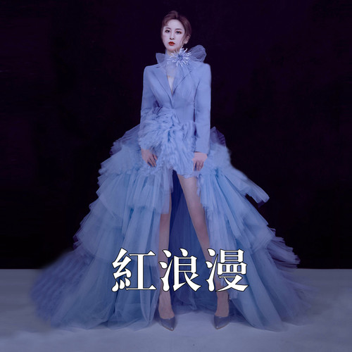 街拍风前短后长紫色影楼主题婚纱