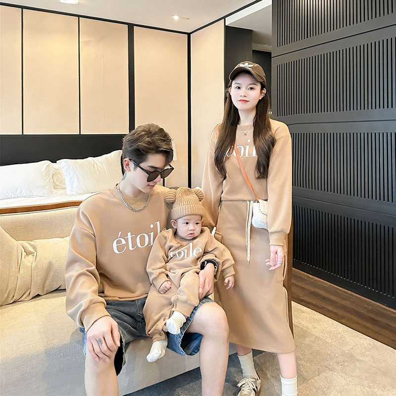 2025新款亲子装一家三口韩版秋装炸街母女半身裙婴儿时尚卫衣套装