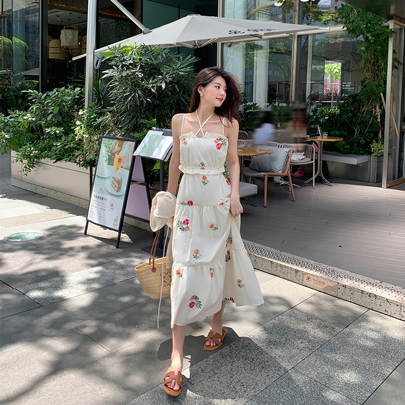 张大人大码女装胖妹妹刺绣小花气质吊带裙夏装优雅碎花减龄连衣裙
