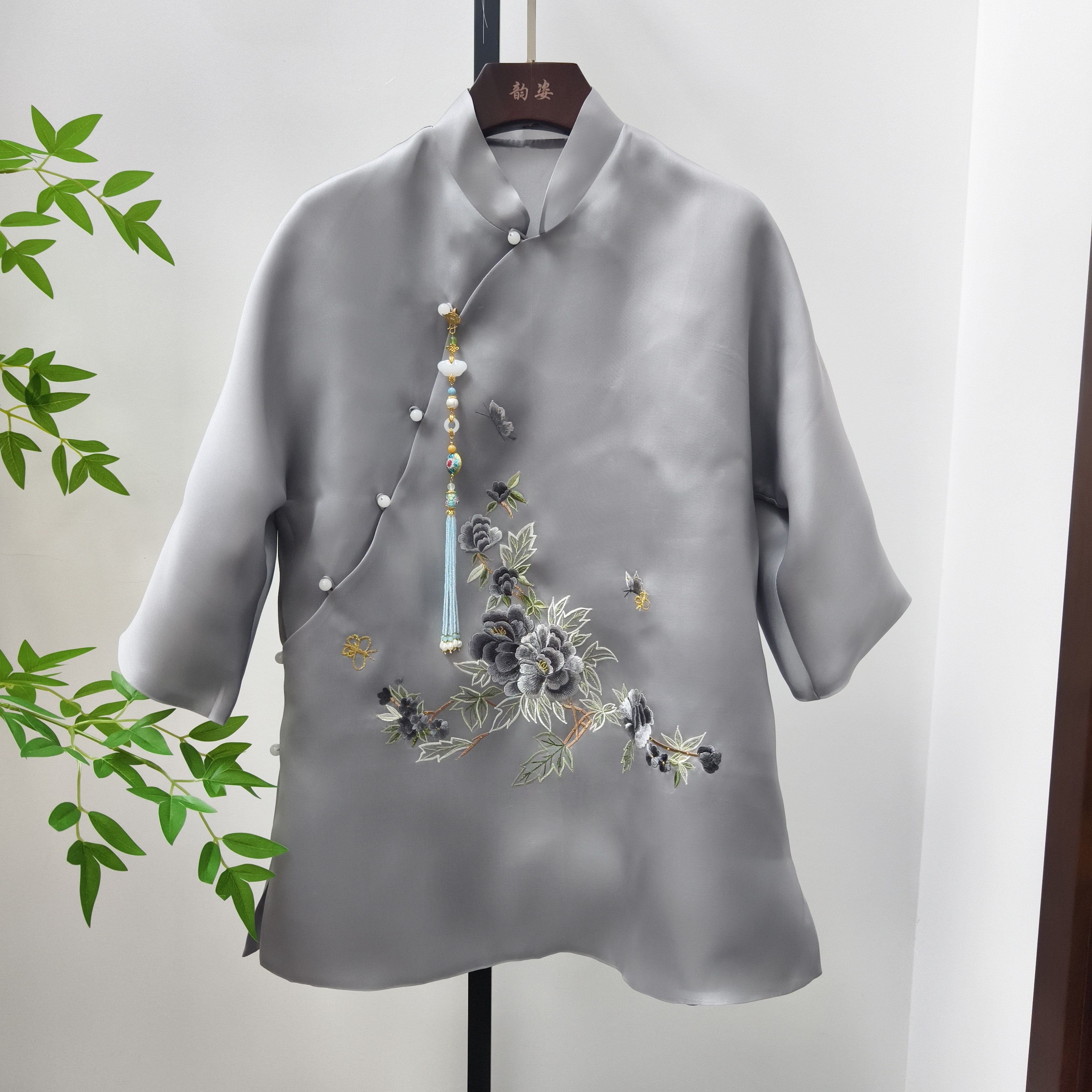 早秋新品 夏姿陈经典剪裁女款大码连肩A字偏襟刺绣玉扣旗袍短上衣