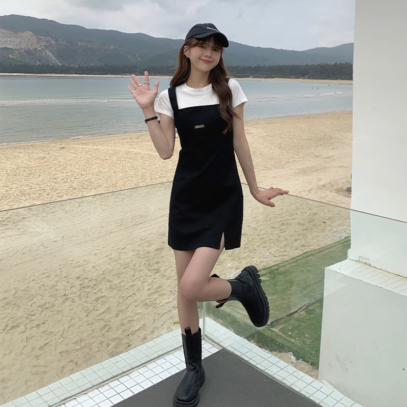 A two-piece suit of real price, slim and slim, split bag hip strap dress and short sleeve bottomed T-shirt