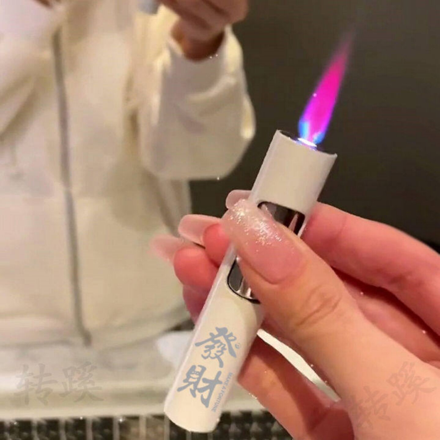 按压彩色火焰防风充气便携打火机图片