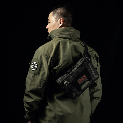 战术能多用途单肩包。