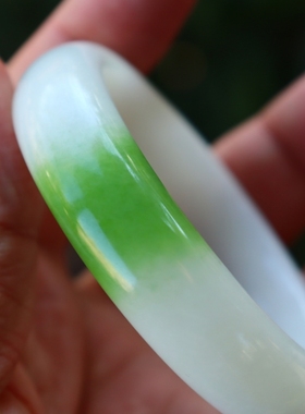 天然新疆和田玉翠青手镯玉镯子