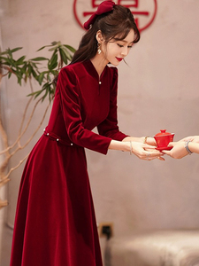 2023秋冬新款女装回门礼服订婚敬酒服立领复古红色丝绒旗袍连衣裙