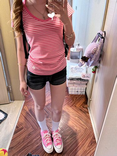韩系纯欲粉色条纹正肩短袖T恤女夏季修身v领甜辣风百搭设计感上衣