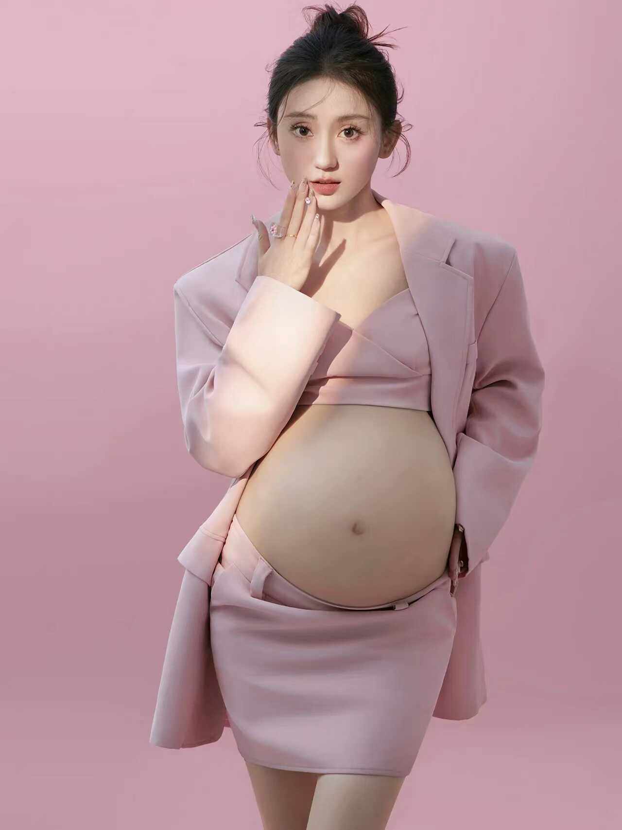 影楼新款孕妇照写真韩系主题杂志风形象照粉色西装甜美孕妈咪服饰