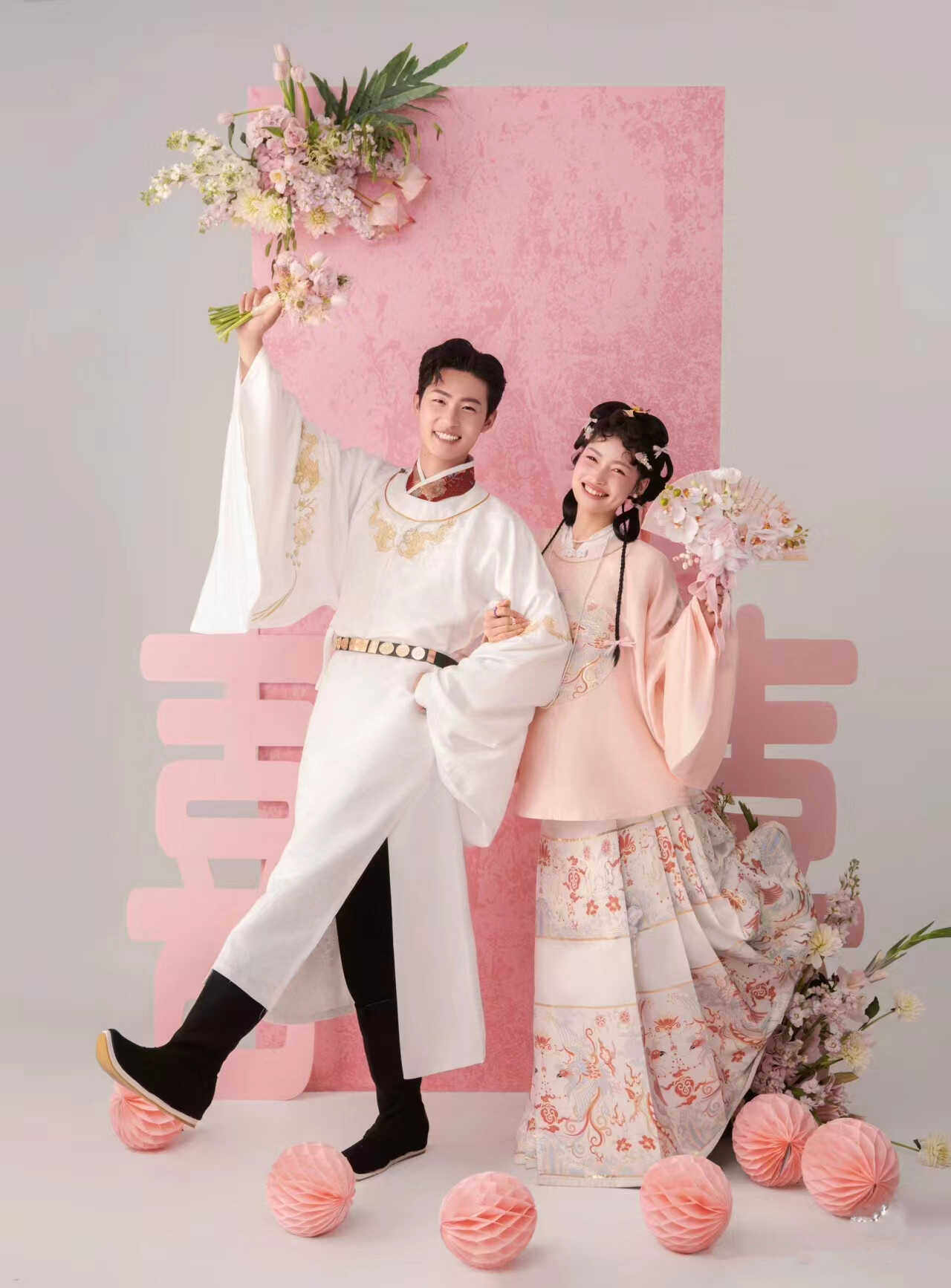 出售影楼情侣主题服装新中式明制汉服婚纱照复古改良喜嫁马面裙