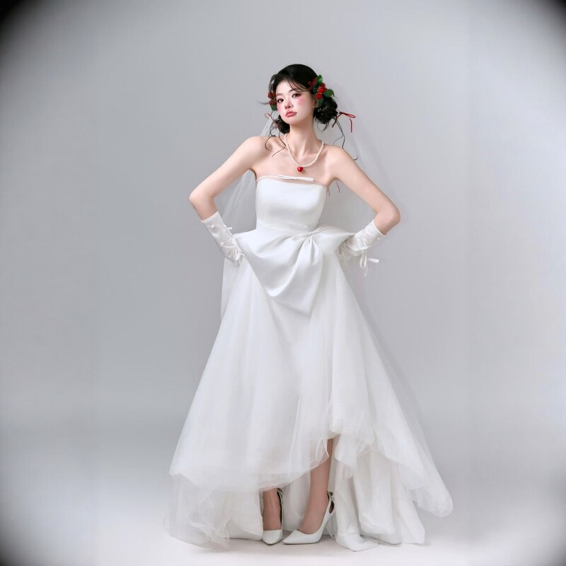 白色抹胸蝴蝶结长款婚纱礼服