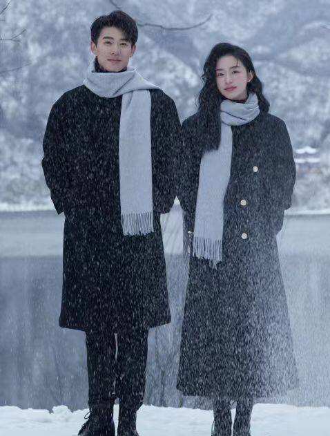 秋冬新款黑色大衣雪景电影感杂志风韩式情侣主题旅拍摄影服装