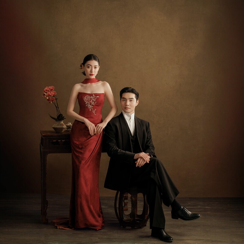 影楼新款新中式国风婚纱摄影写真工笔画拍照鱼尾晨袍红色礼服