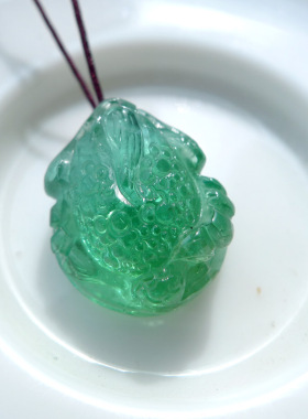 招财碧玺苹果绿精雕金蟾戒指吊坠