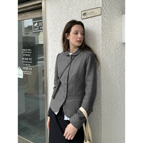 UNRETRO娃娃领收腰短款西装外套