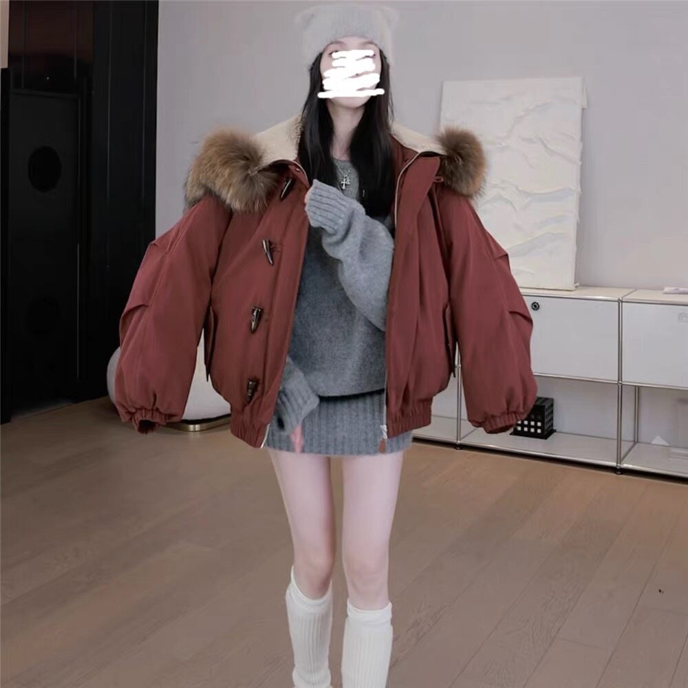 红色喜庆大貉子毛领羽绒棉袄女冬季加厚保暖白鸭绒牛角扣连帽外套