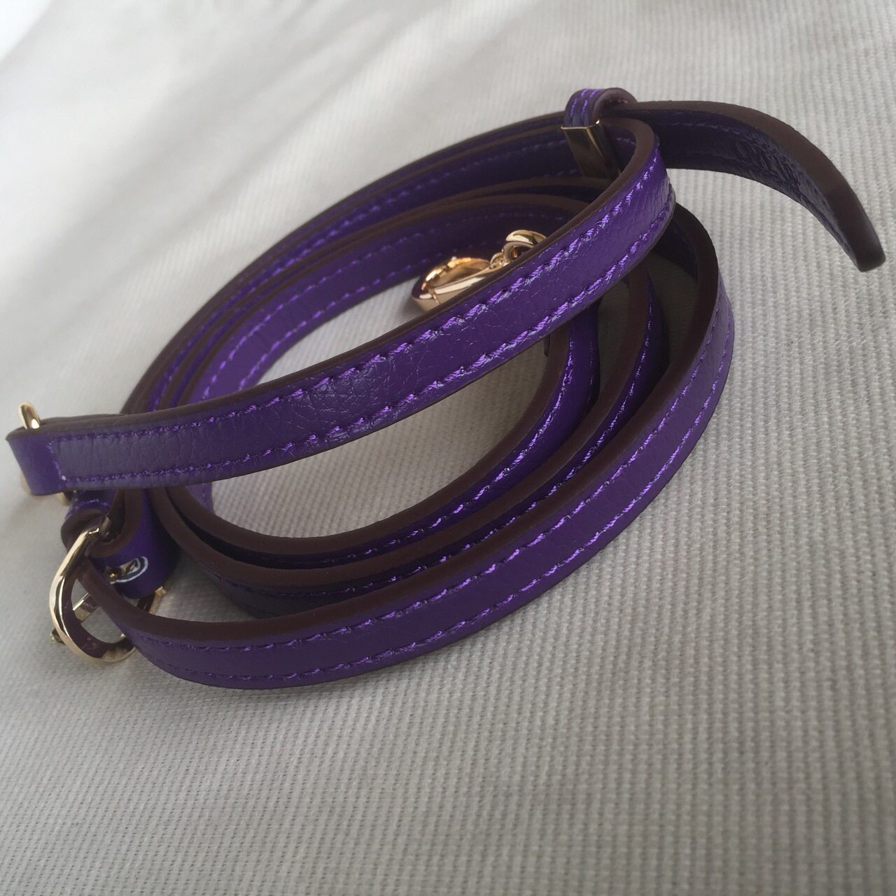 18#紫色mk荔枝紋包包肩帶針扣可調節單肩斜挎真皮箱包配件在類目 服飾配件/皮帶/帽子/圍巾, 鞋包/皮帶配件, 包配件, 包帶中 - 來自Buy2taobao.com提供專業的淘寶代購服務