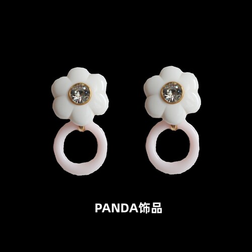 PANDA饰品 欧美LS设计师款童趣拼色白色树脂花朵925银针耳钉耳环